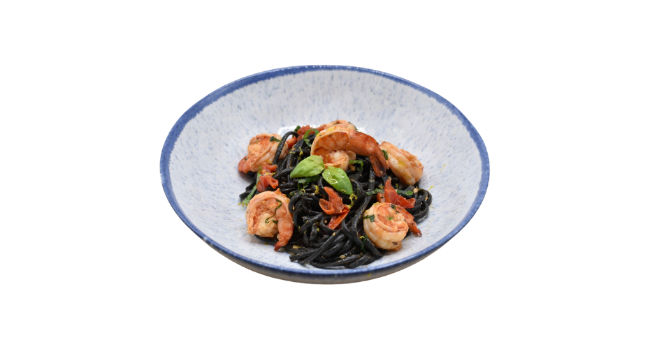 Tagliolini Negro Com Tartare De Camarão Grande E Grana